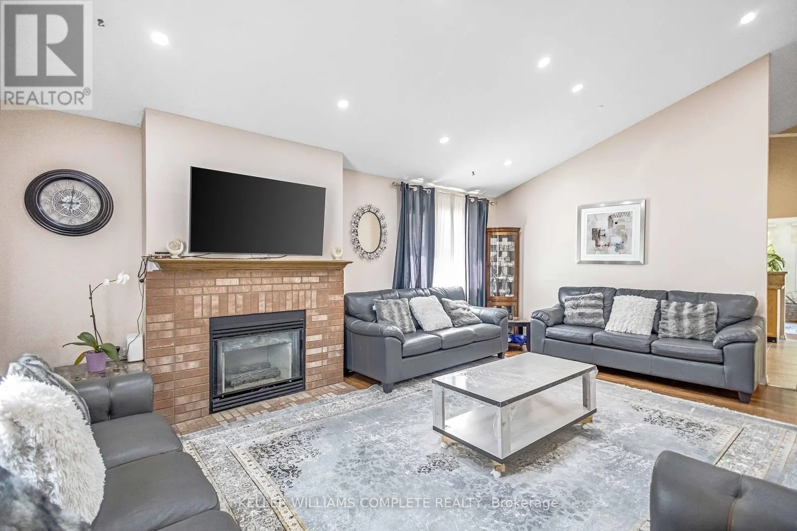 375 SILVERBIRCH BOULEVARD