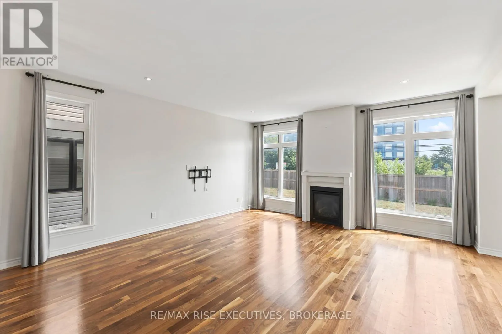 648 HALLOWAY DRIVE