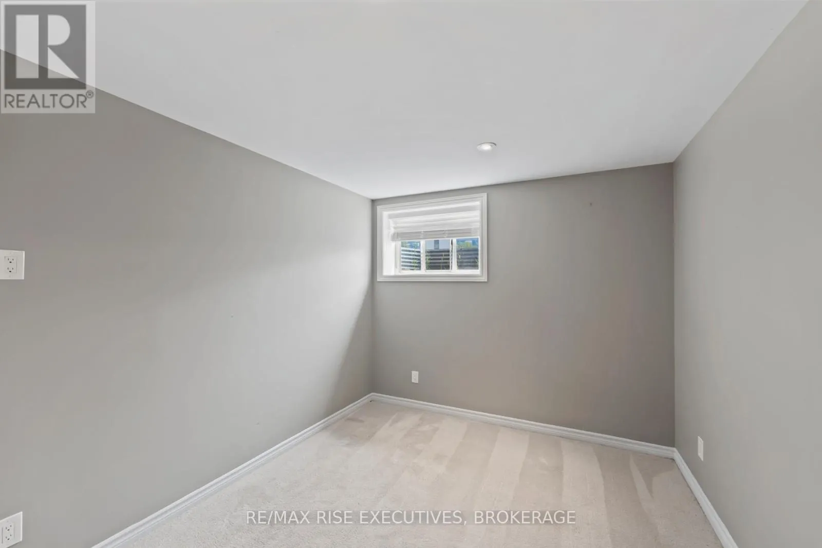 648 HALLOWAY DRIVE