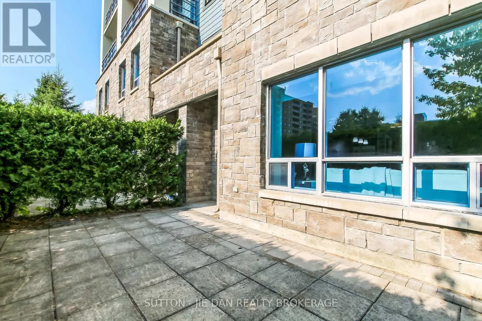 104 - 340 SUGARCREEK TRAIL, #104