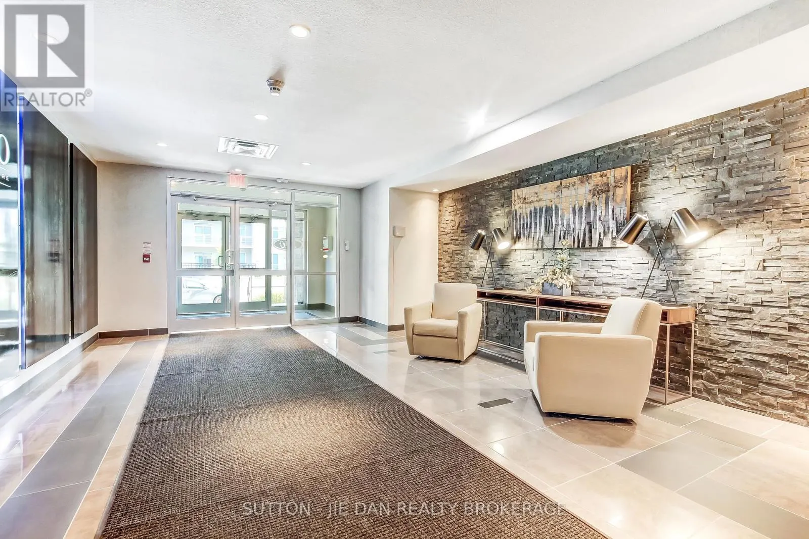 104 - 340 SUGARCREEK TRAIL, #104