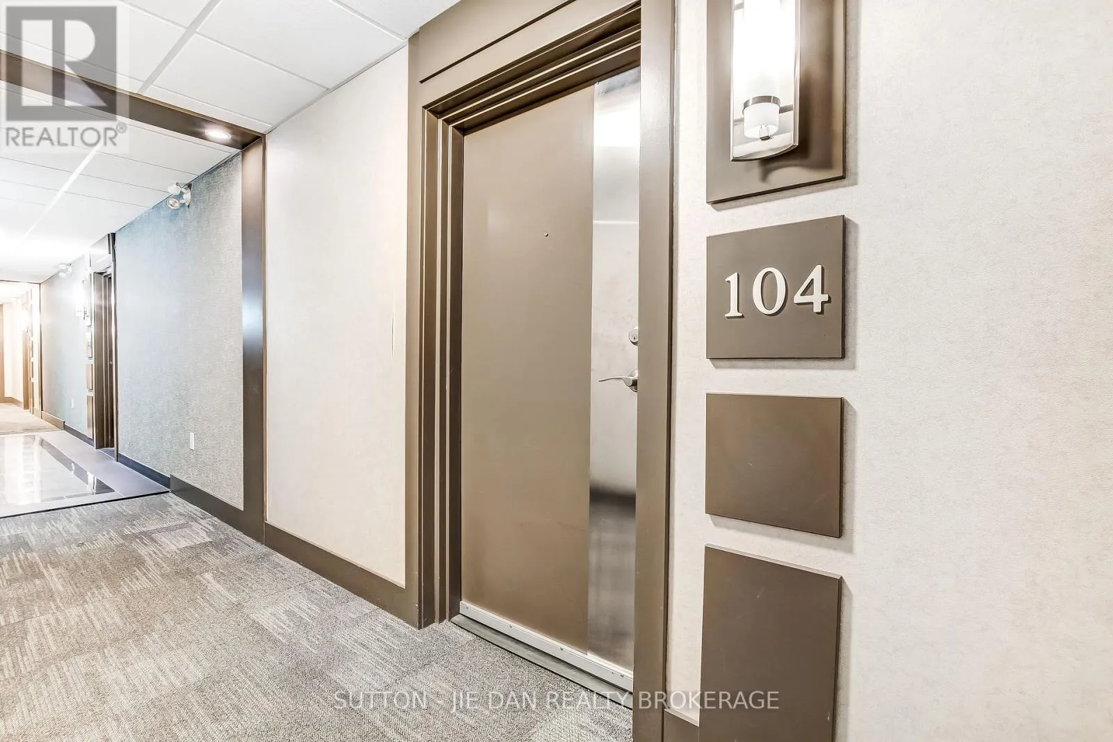 104 - 340 SUGARCREEK TRAIL, #104