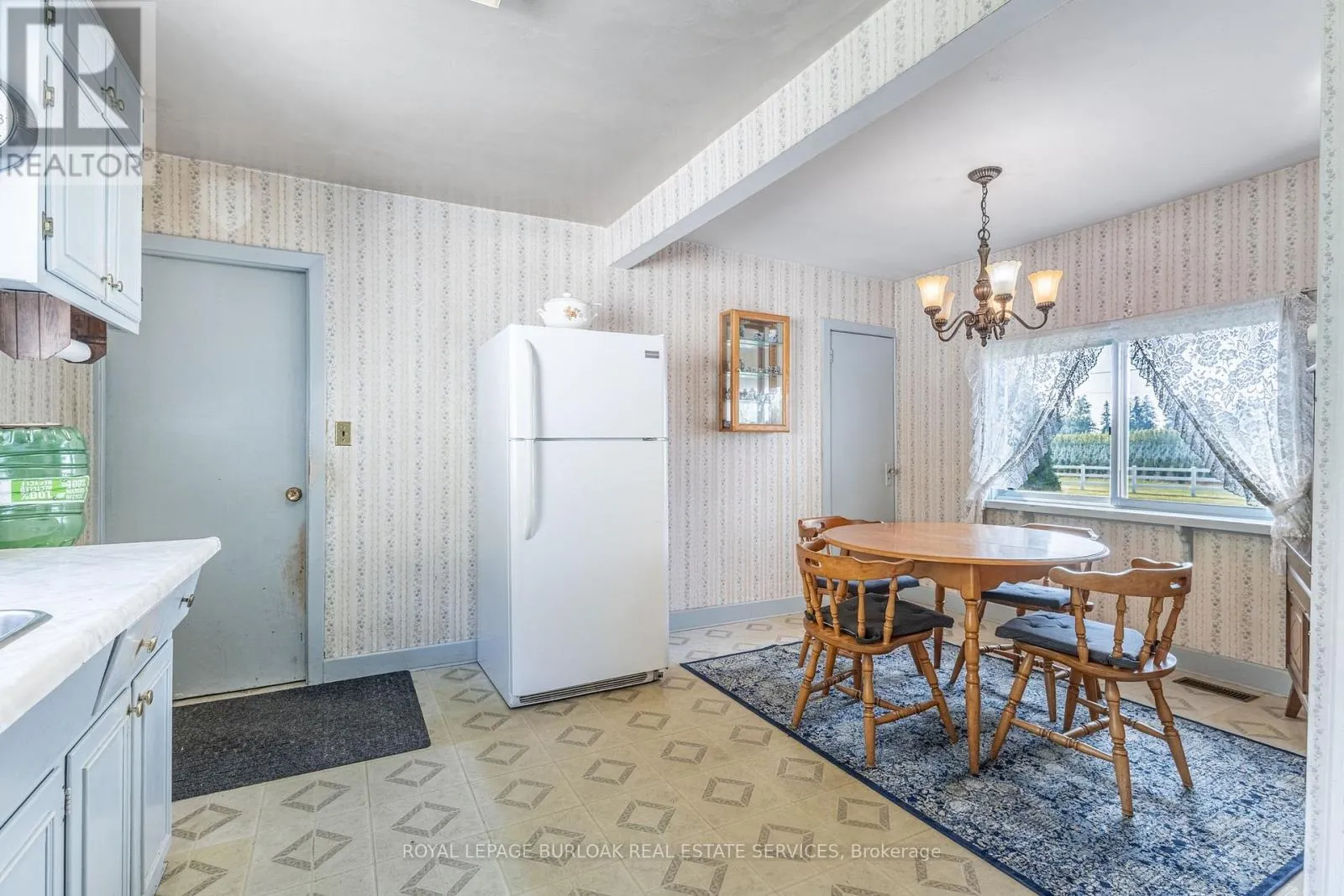 572 PARKSIDE DRIVE