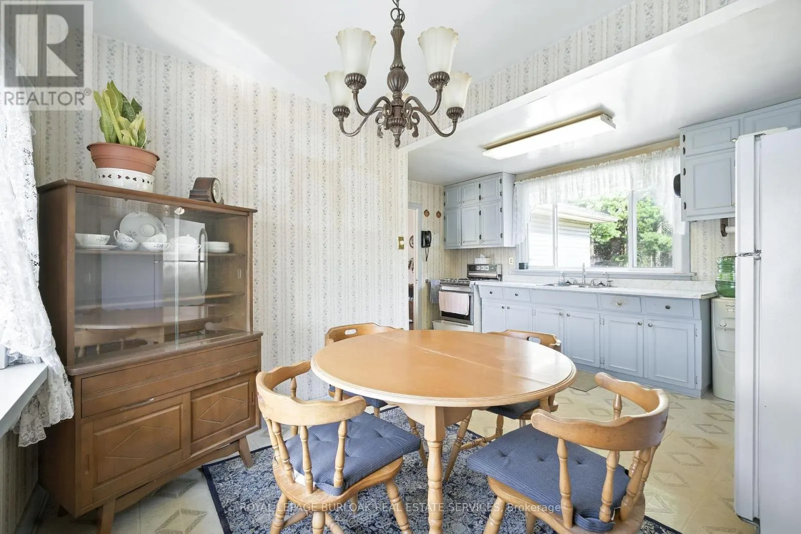 572 PARKSIDE DRIVE