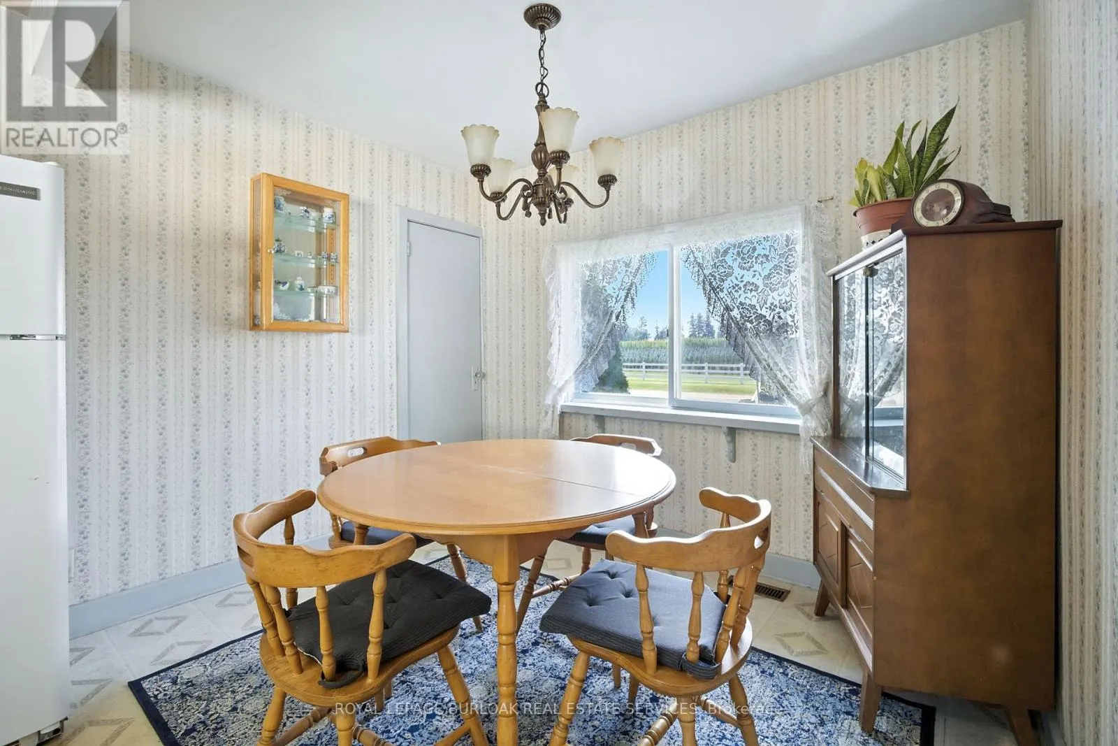 572 PARKSIDE DRIVE