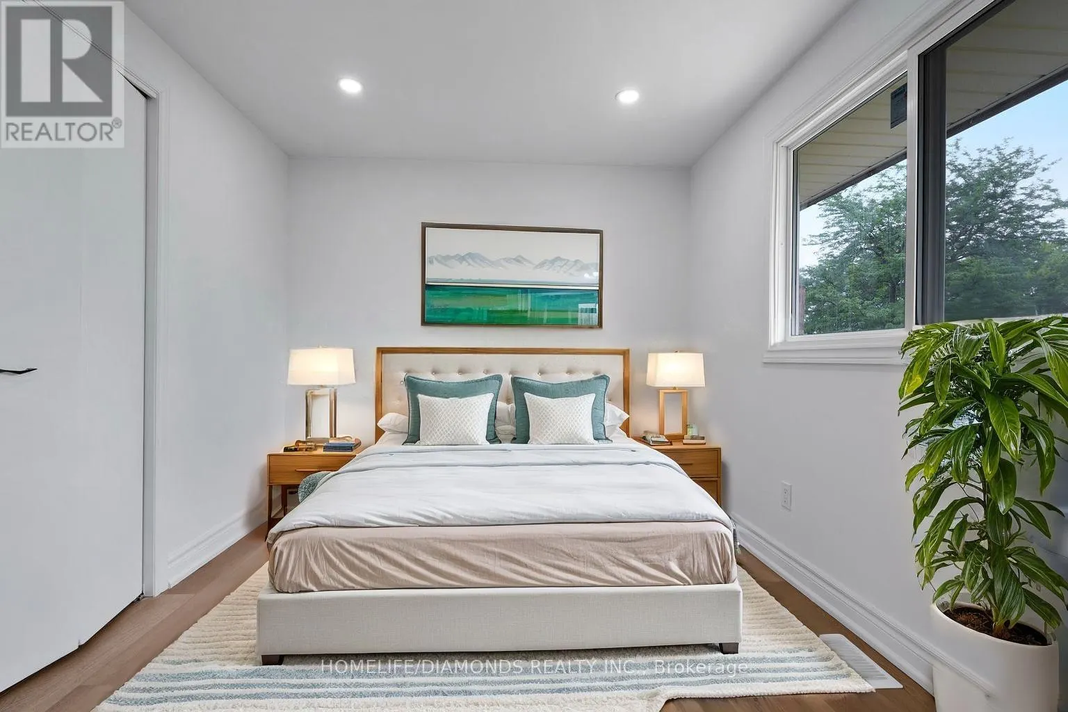 8 HUNTLEY CRESCENT
