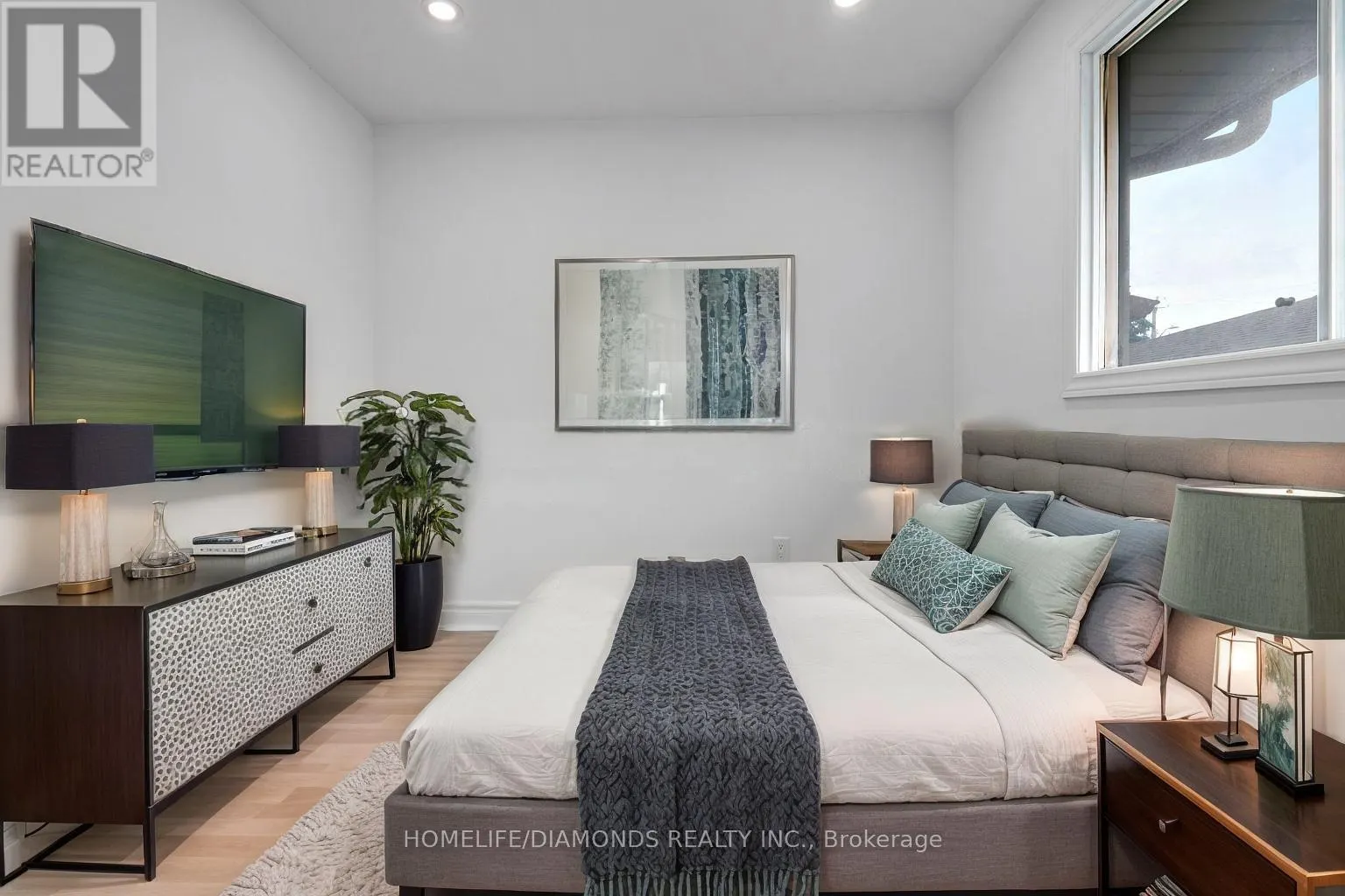 8 HUNTLEY CRESCENT