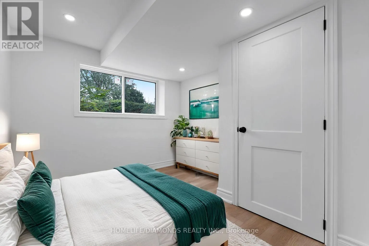 8 HUNTLEY CRESCENT