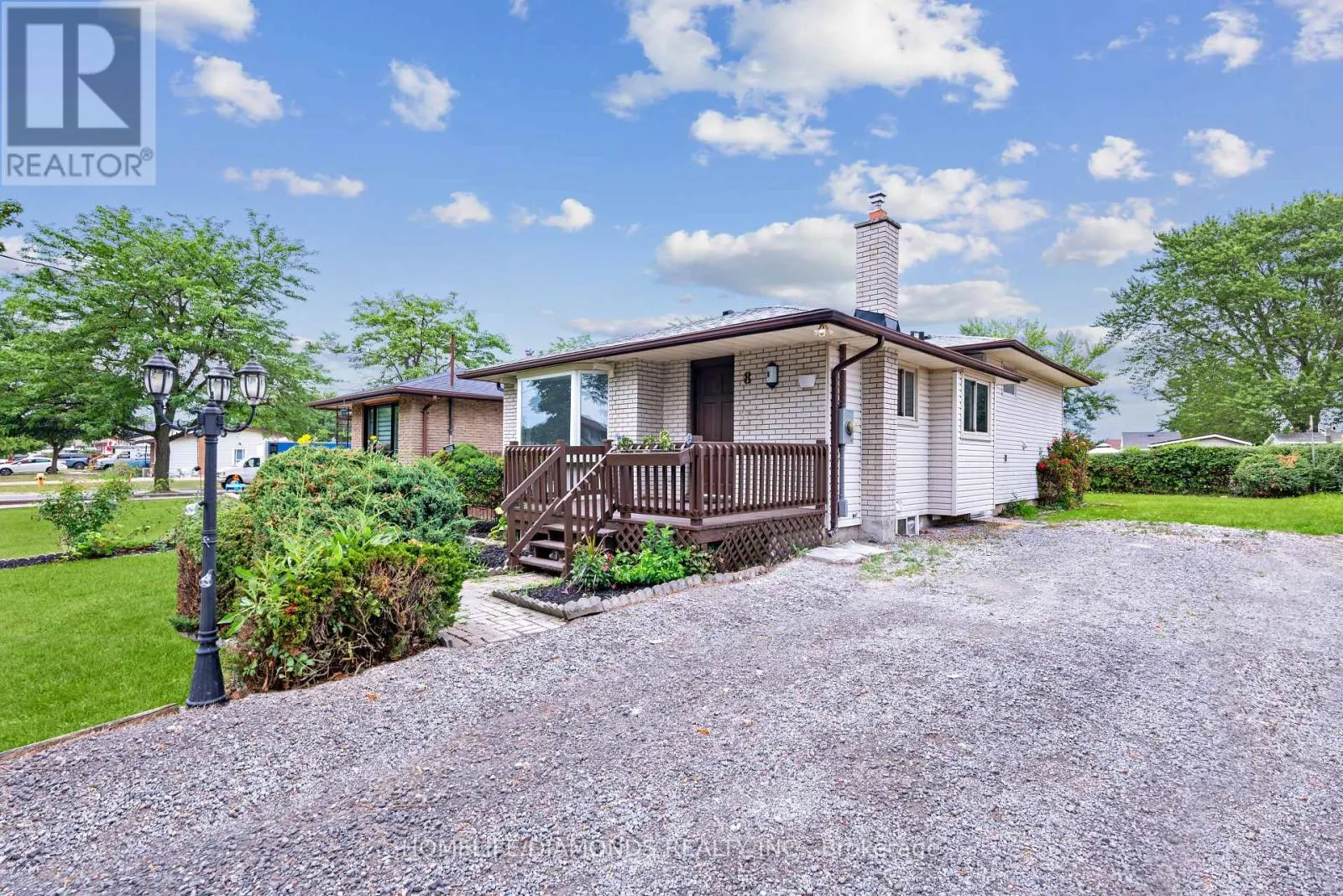 8 HUNTLEY CRESCENT