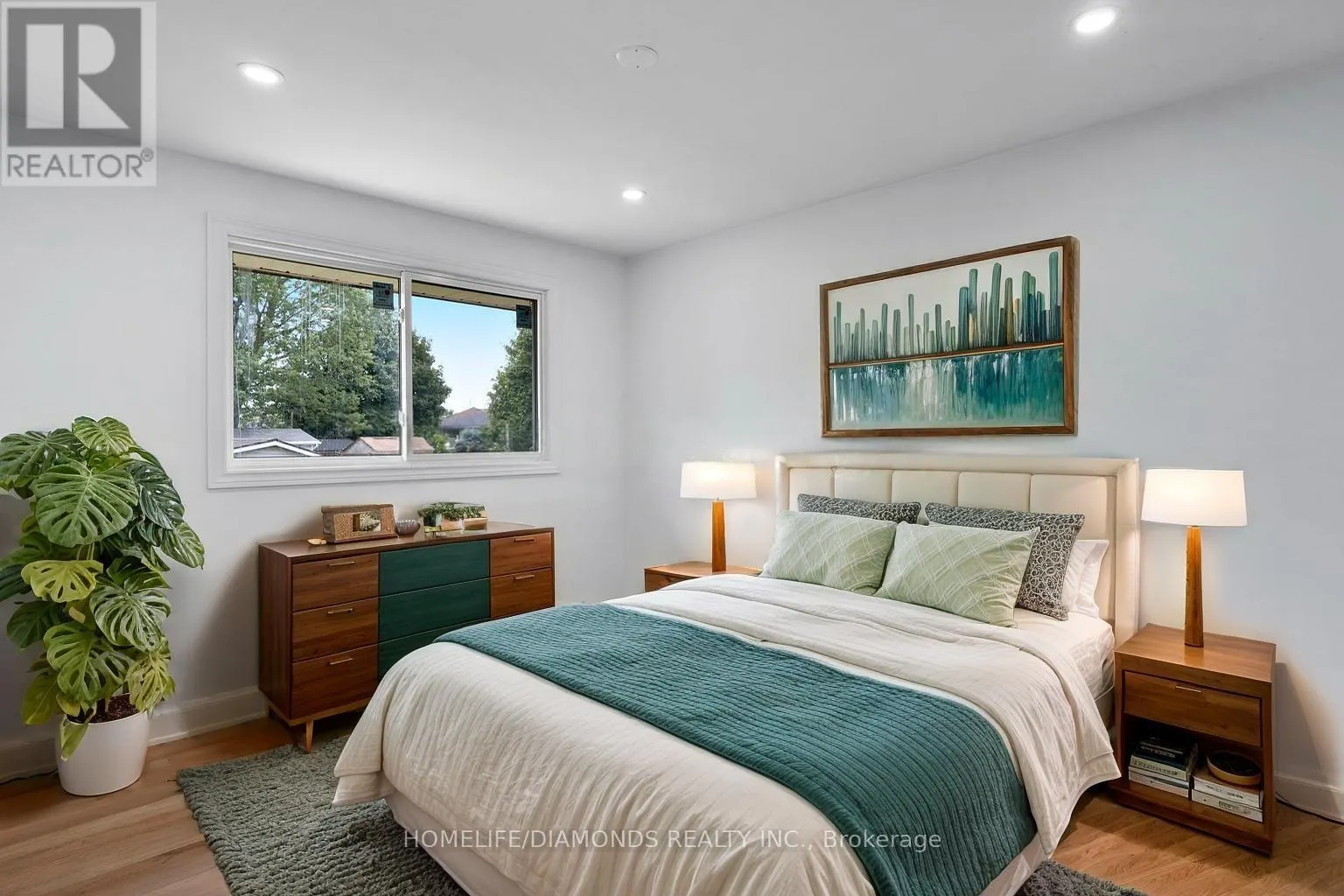 8 HUNTLEY CRESCENT