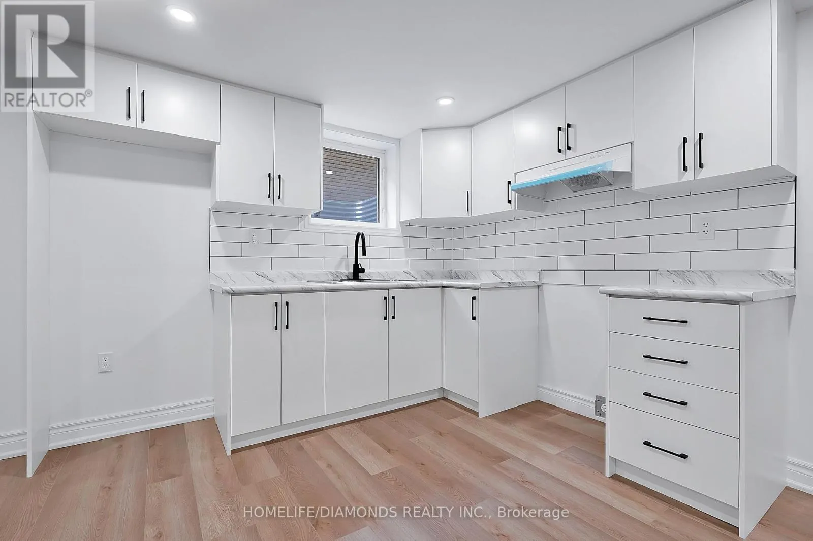 8 HUNTLEY CRESCENT