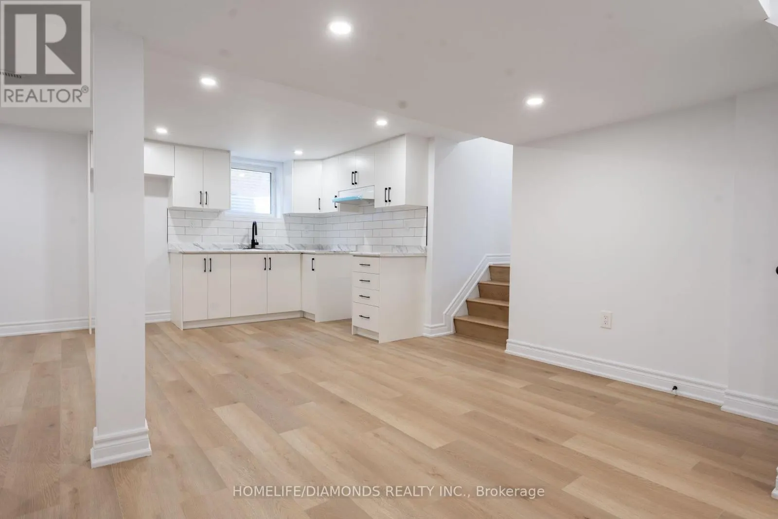 8 HUNTLEY CRESCENT