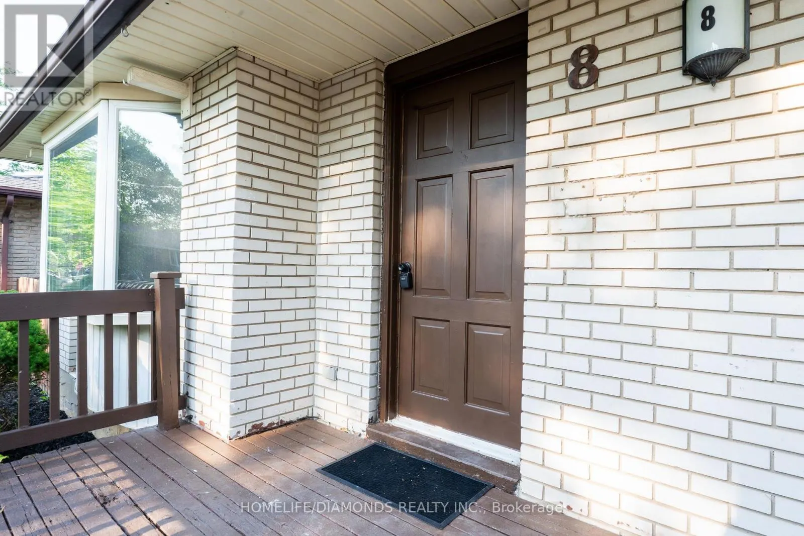 8 HUNTLEY CRESCENT