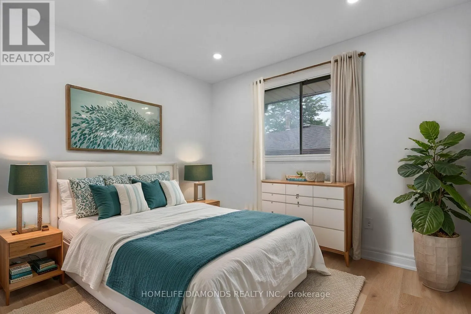 8 HUNTLEY CRESCENT