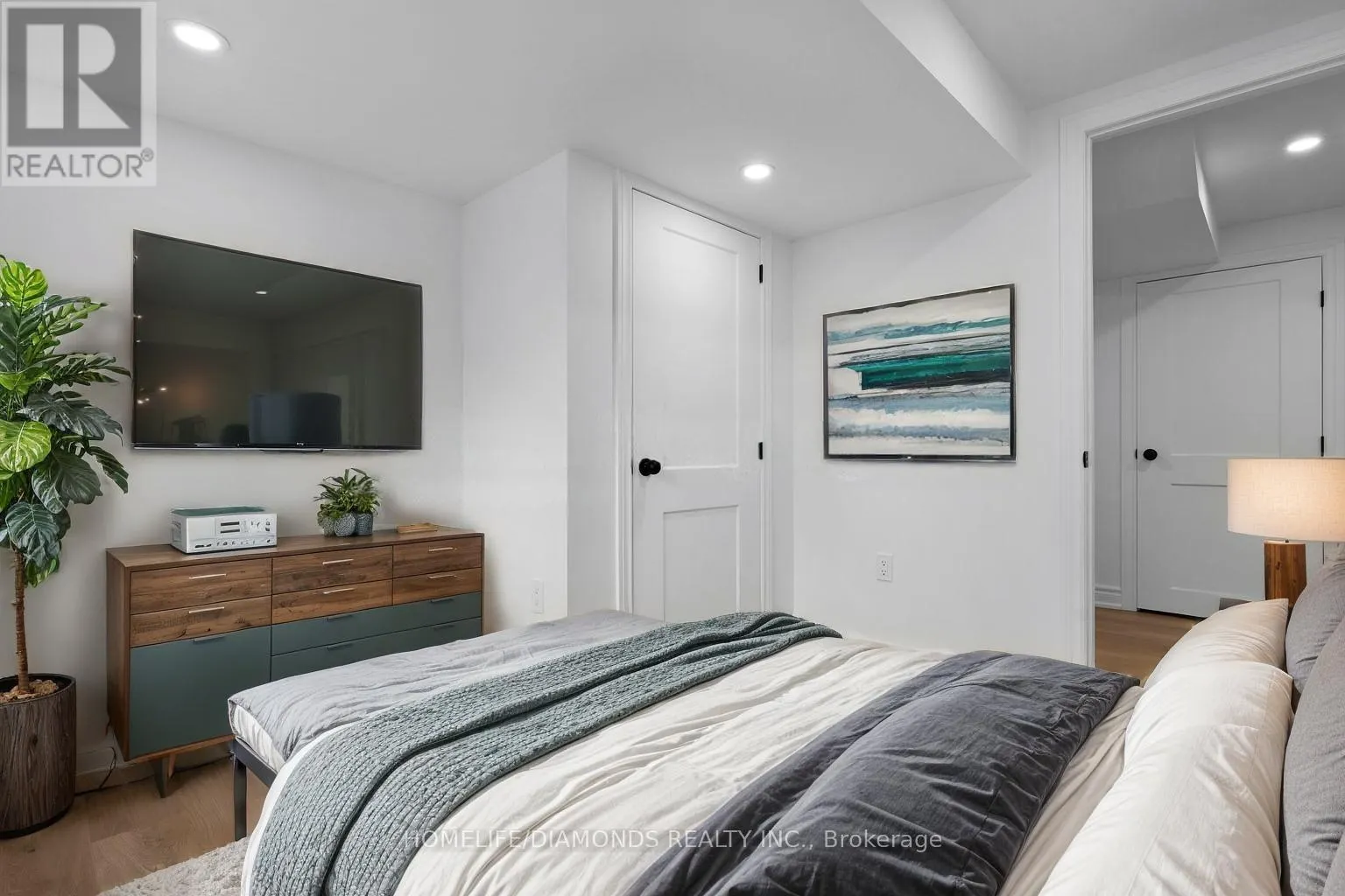 8 HUNTLEY CRESCENT