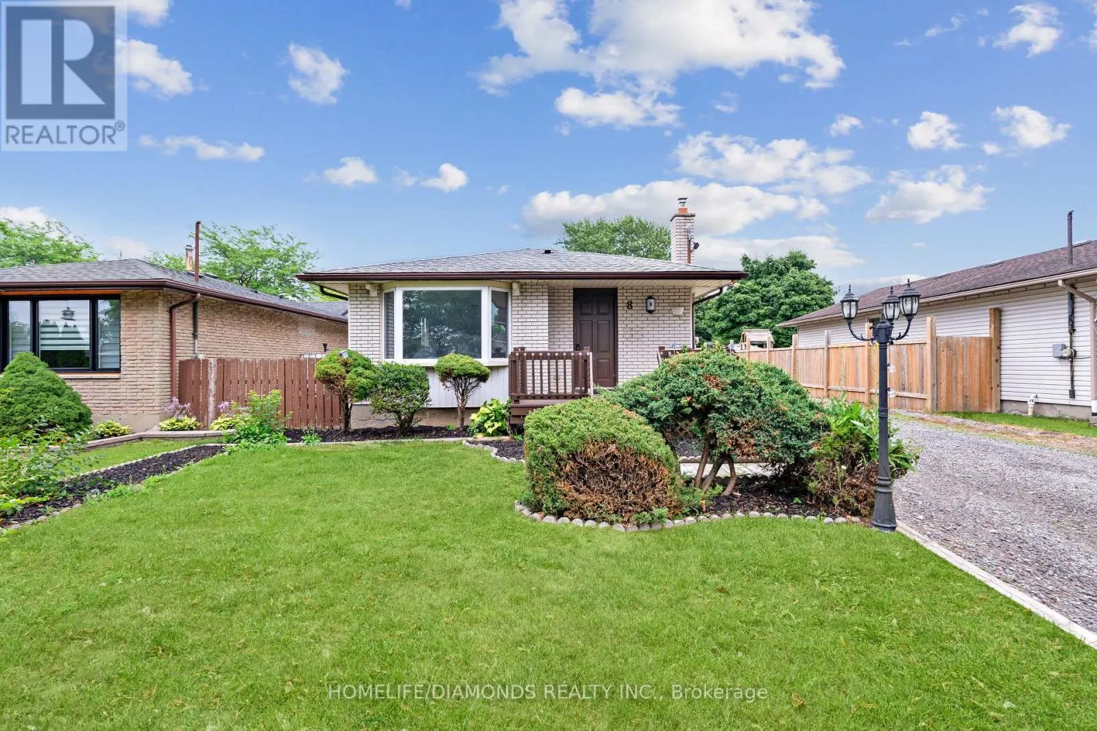 8 HUNTLEY CRESCENT
