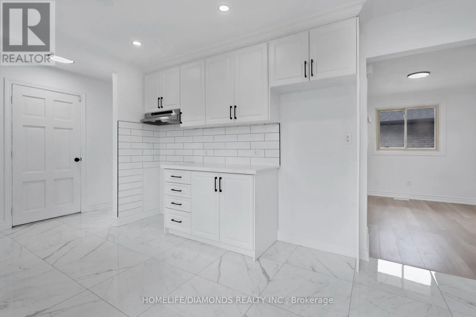 8 HUNTLEY CRESCENT