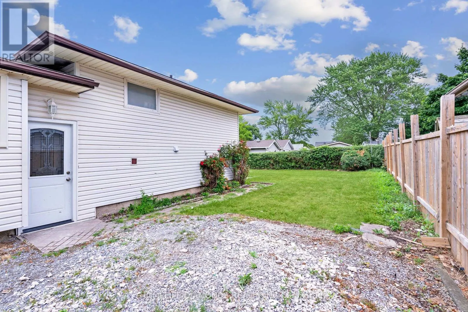 8 HUNTLEY CRESCENT