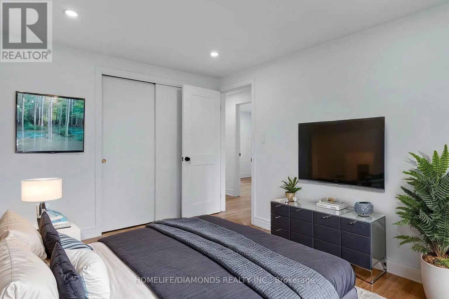 8 HUNTLEY CRESCENT