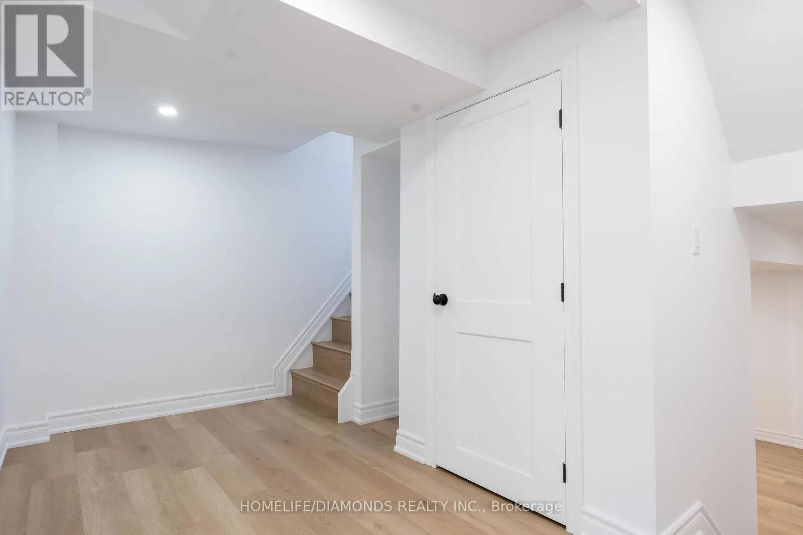 8 HUNTLEY CRESCENT
