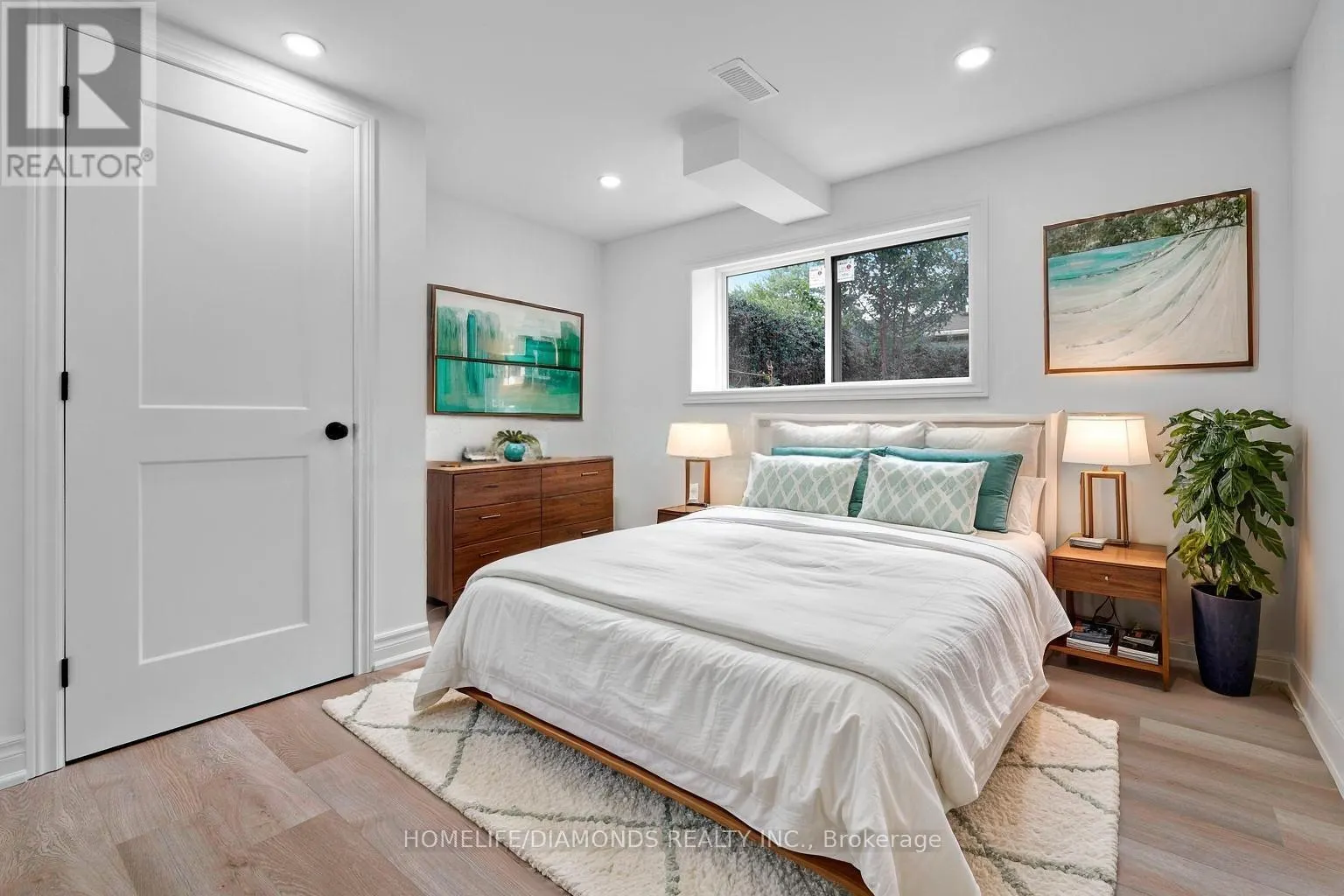 8 HUNTLEY CRESCENT