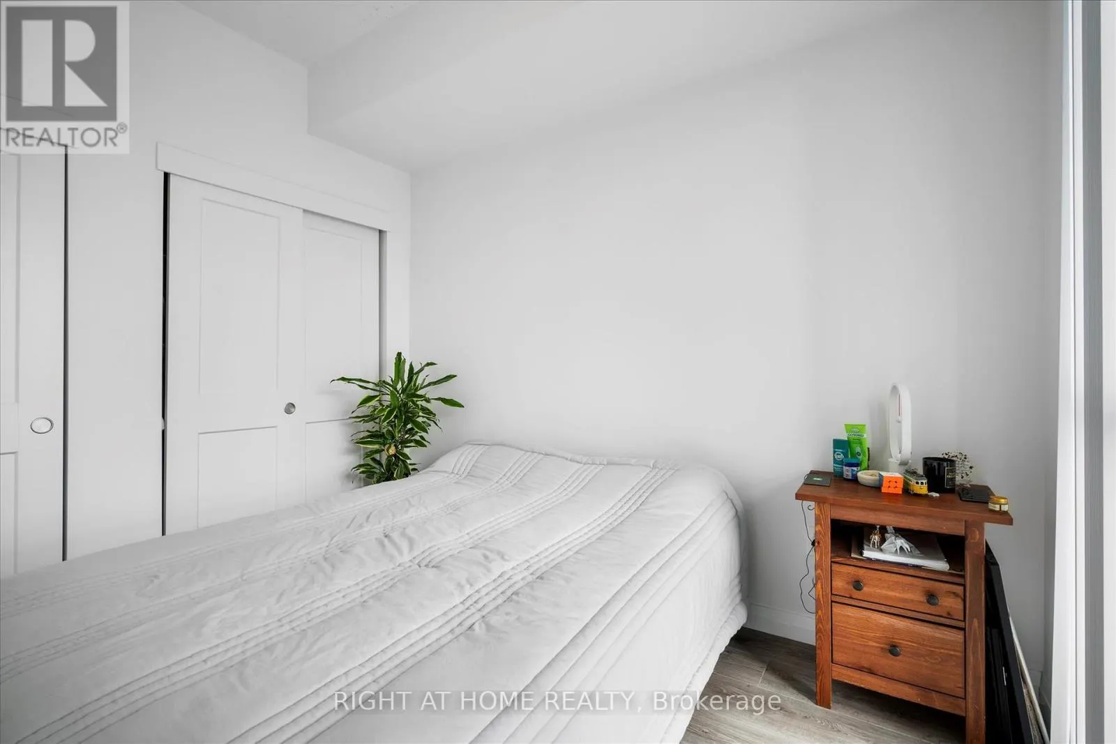 2503 - 108 GARMENT STREET