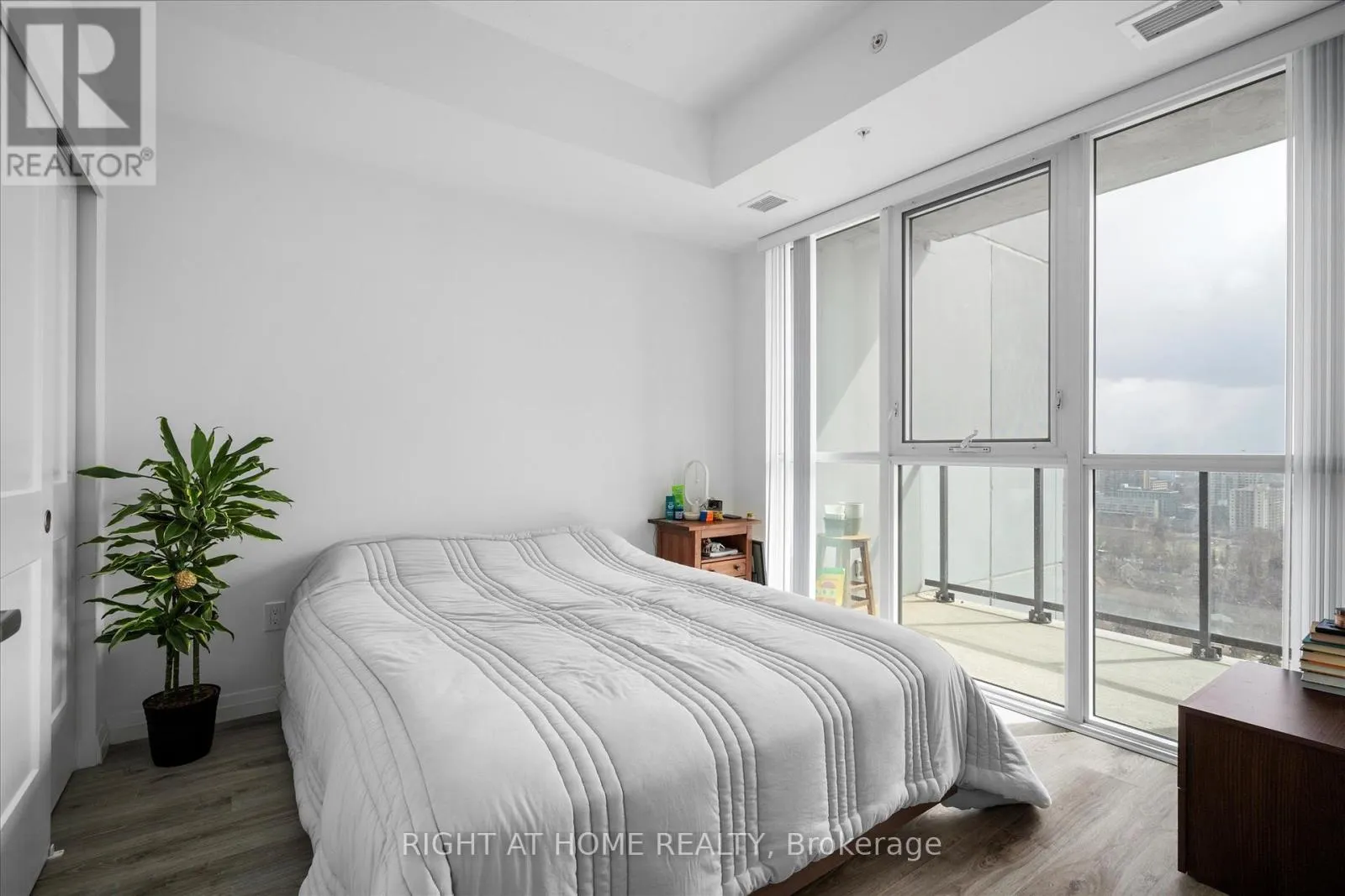 2503 - 108 GARMENT STREET