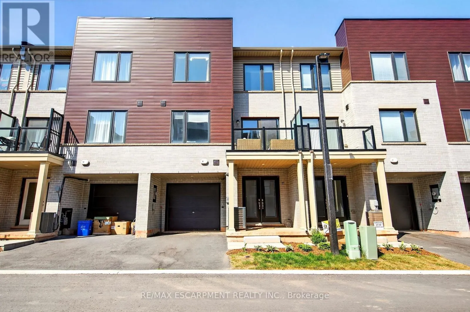 27 DRYDEN LANE
