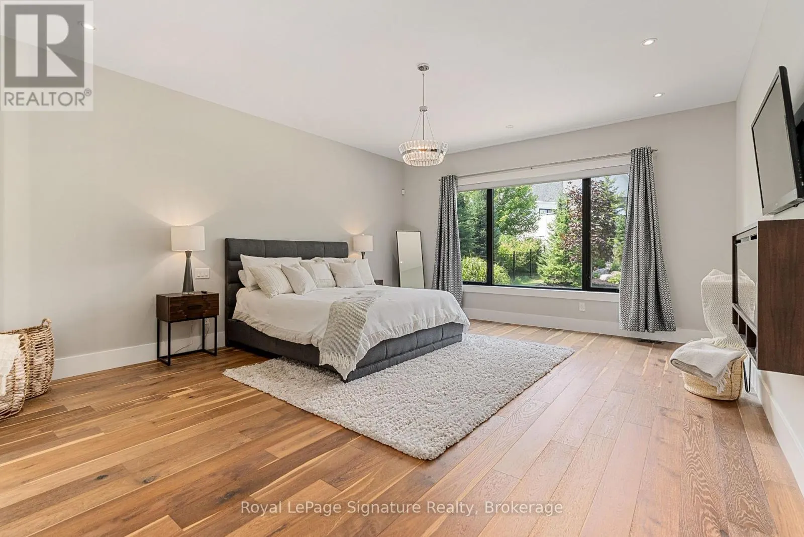 128 ARNOT CRESCENT
