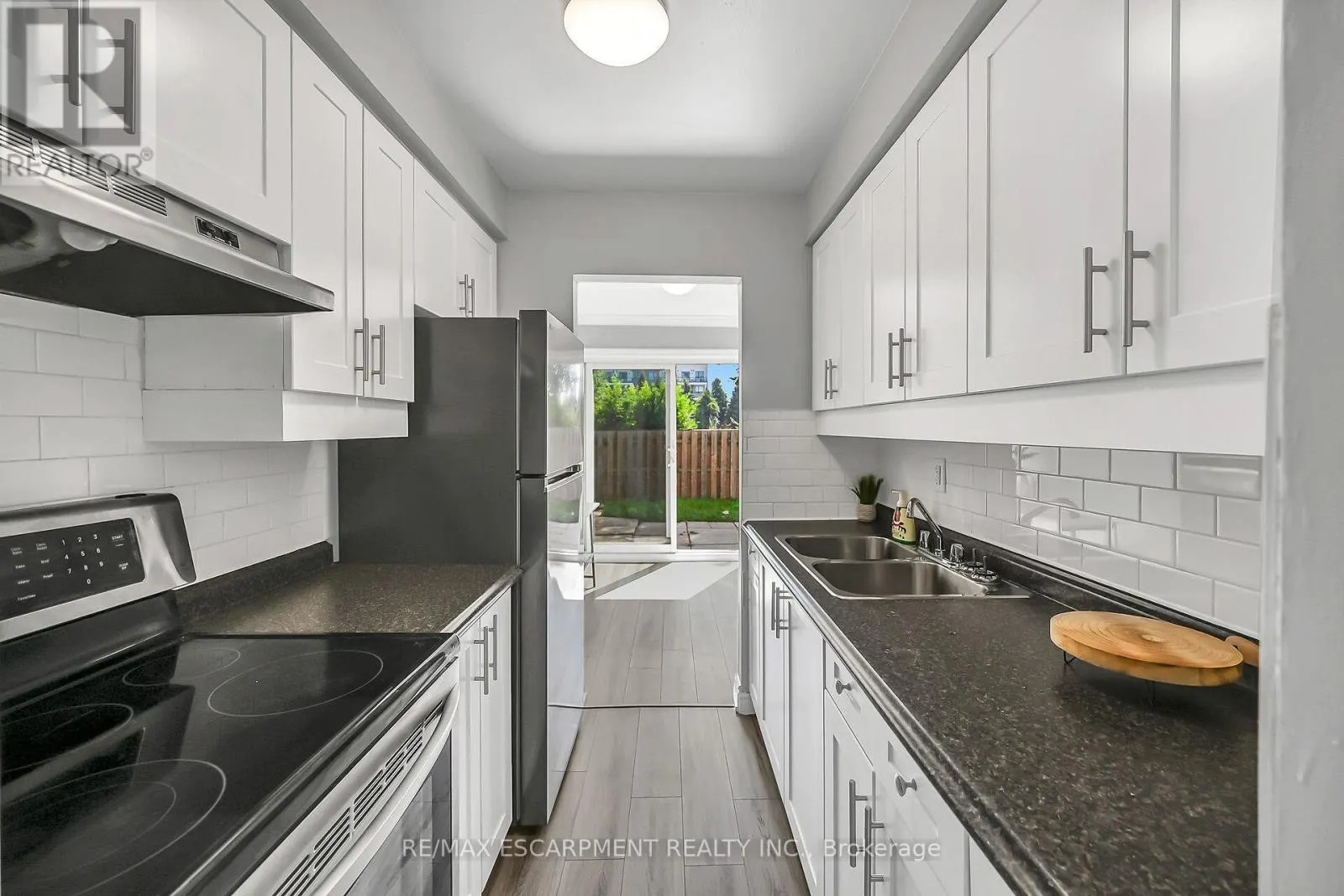 8 - 125 LIMERIDGE ROAD W