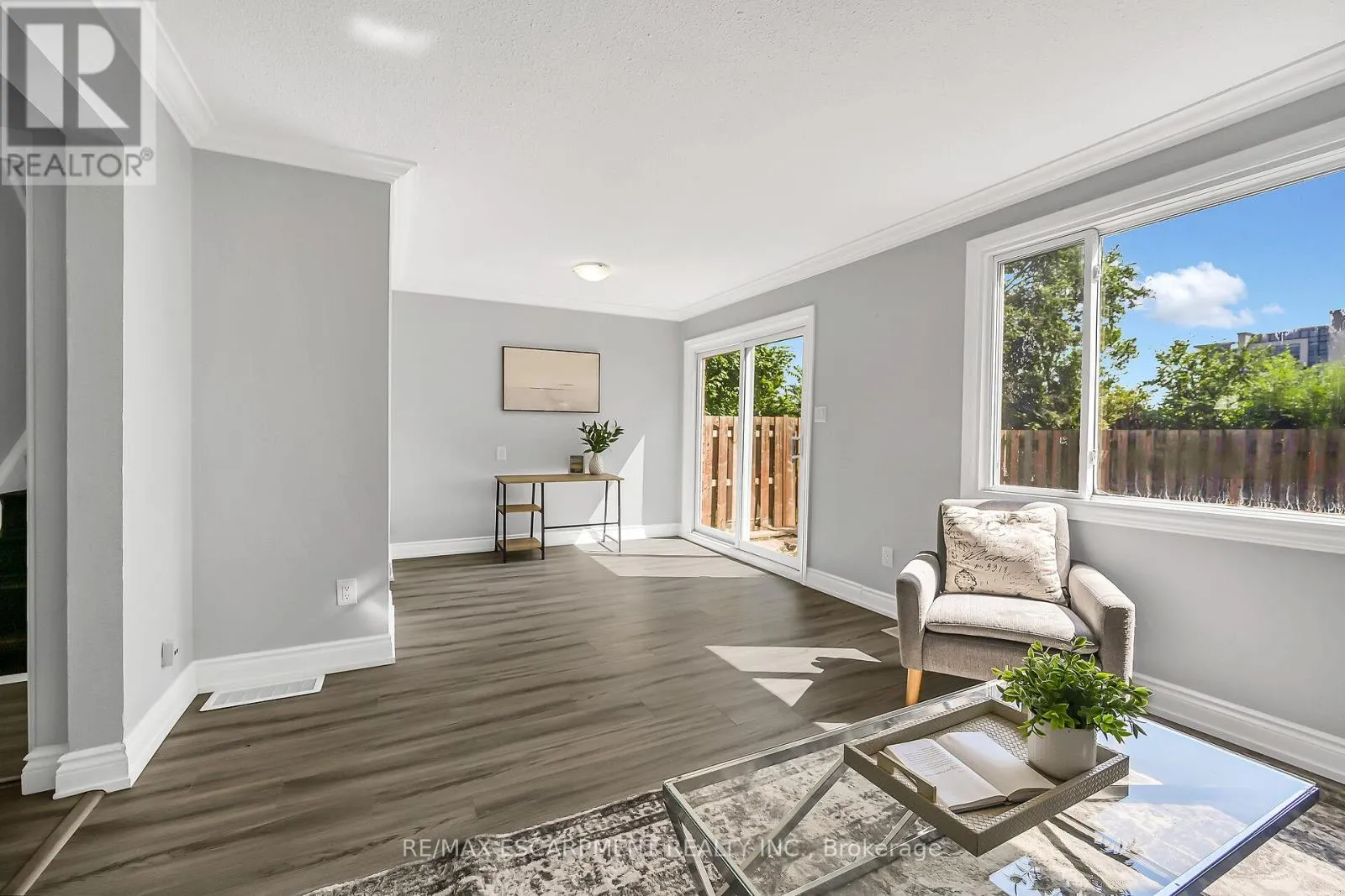 8 - 125 LIMERIDGE ROAD W