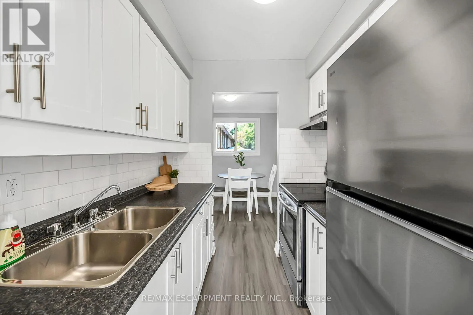 8 - 125 LIMERIDGE ROAD W
