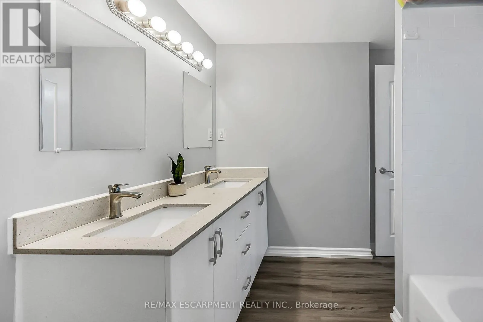 8 - 125 LIMERIDGE ROAD W