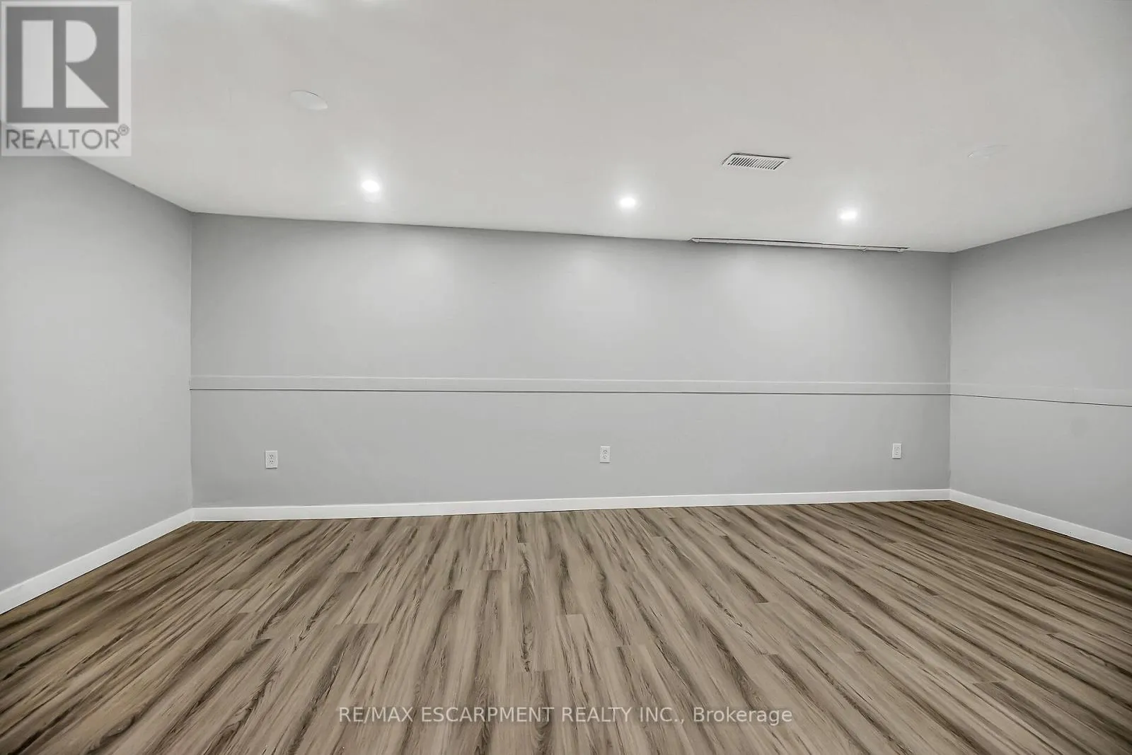 8 - 125 LIMERIDGE ROAD W
