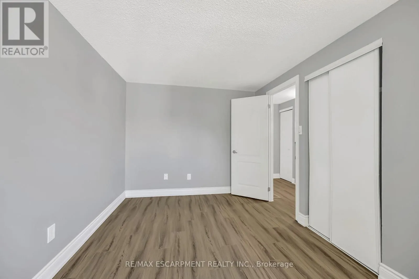 8 - 125 LIMERIDGE ROAD W