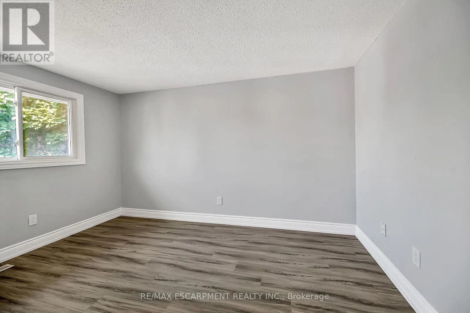 8 - 125 LIMERIDGE ROAD W