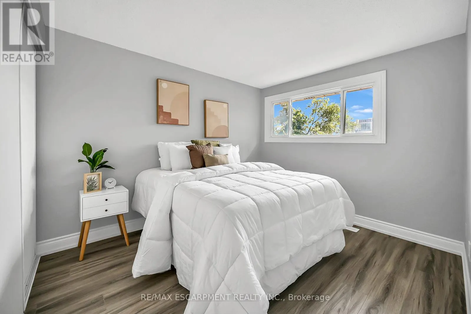 8 - 125 LIMERIDGE ROAD W