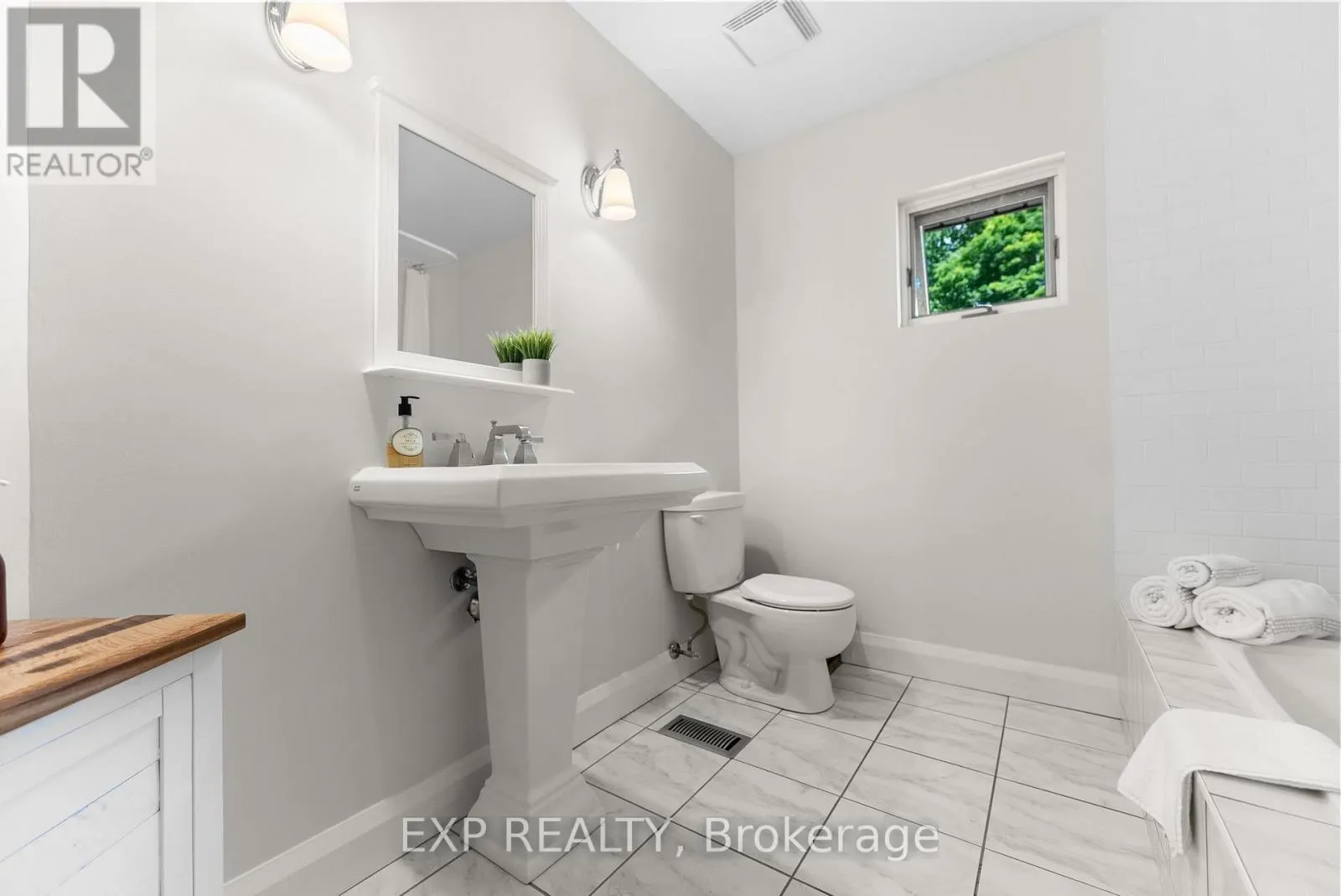 5759 QUEENSCOURT CRESCENT