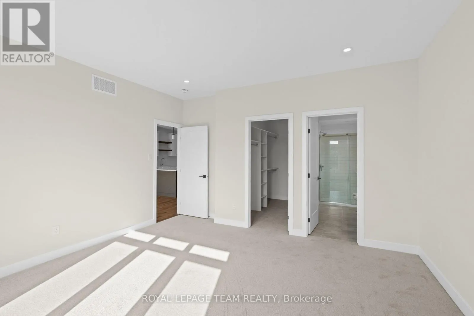 1076 MOORE STREET