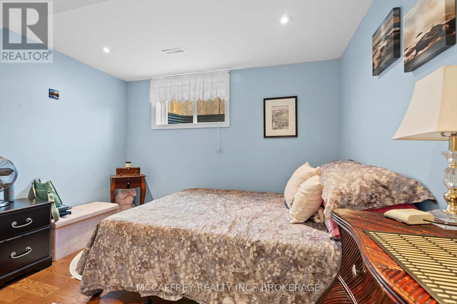 27 ASHWOOD CRESCENT