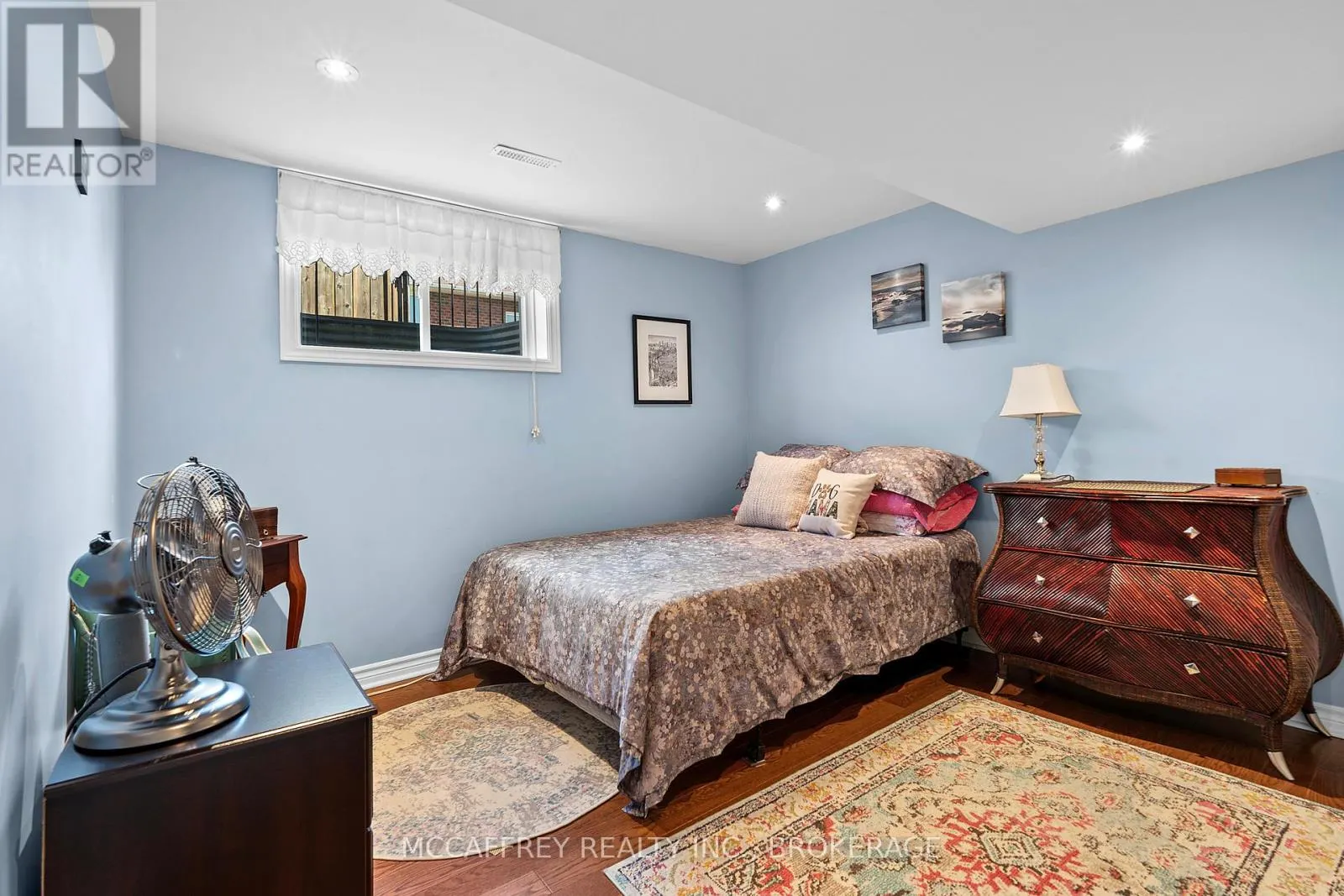 27 ASHWOOD CRESCENT