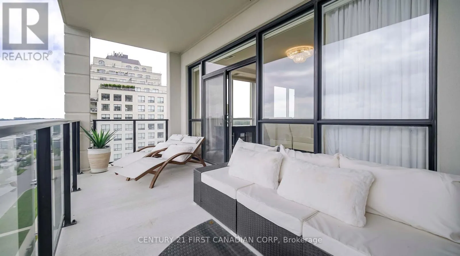 810 - 240 VILLAGEWALK BOULEVARD, #810