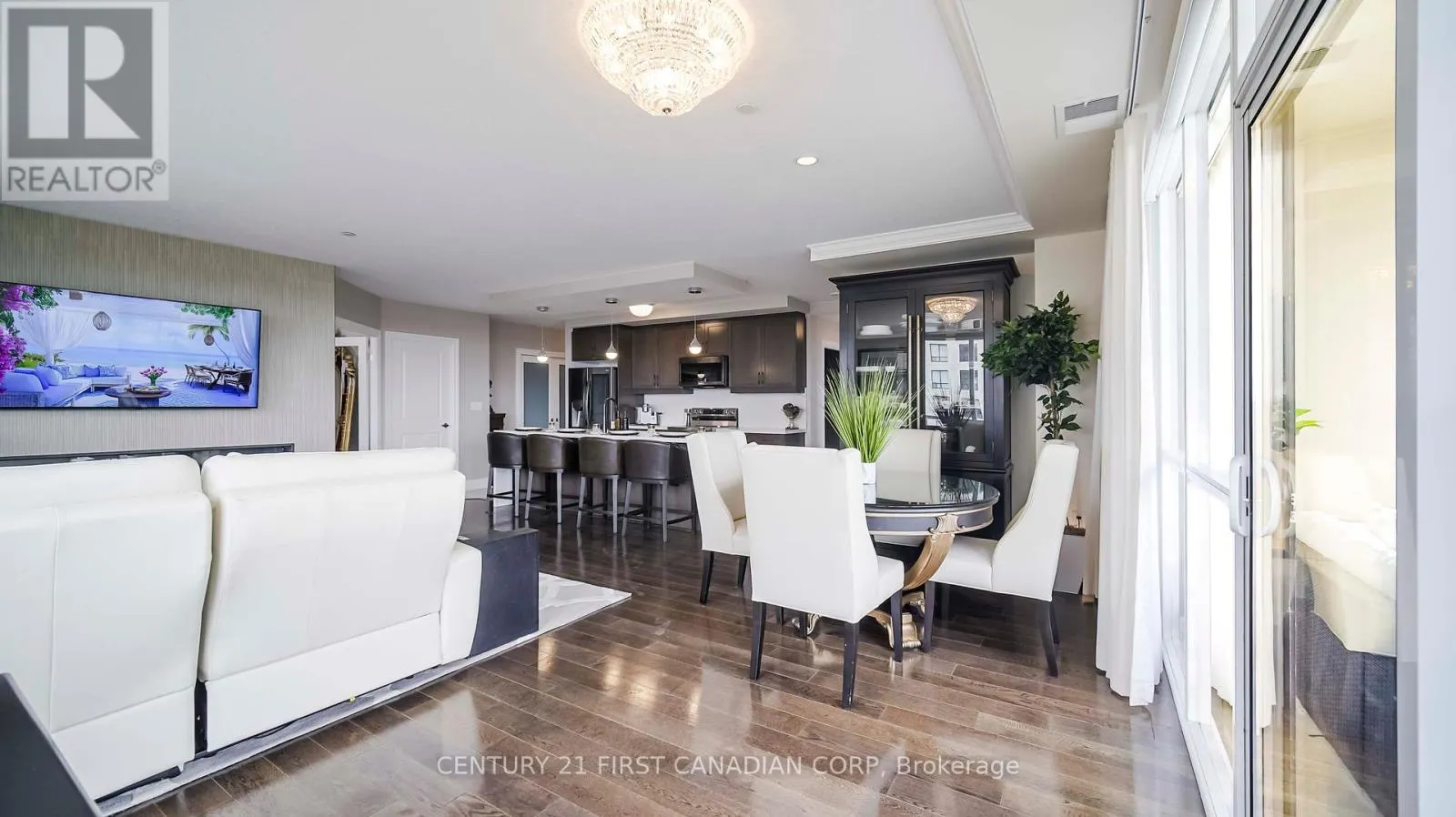 810 - 240 VILLAGEWALK BOULEVARD, #810