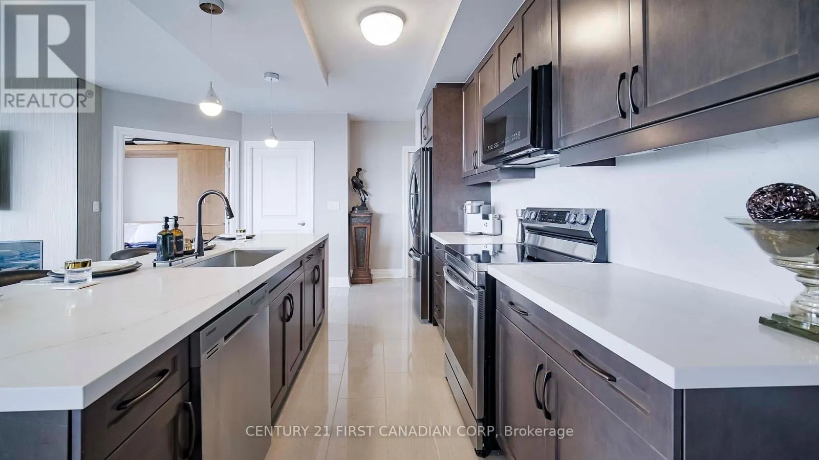 810 - 240 VILLAGEWALK BOULEVARD, #810