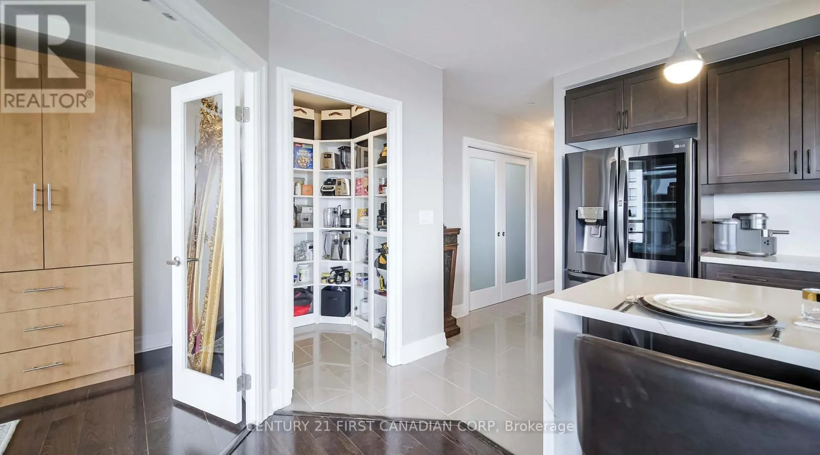 810 - 240 VILLAGEWALK BOULEVARD, #810