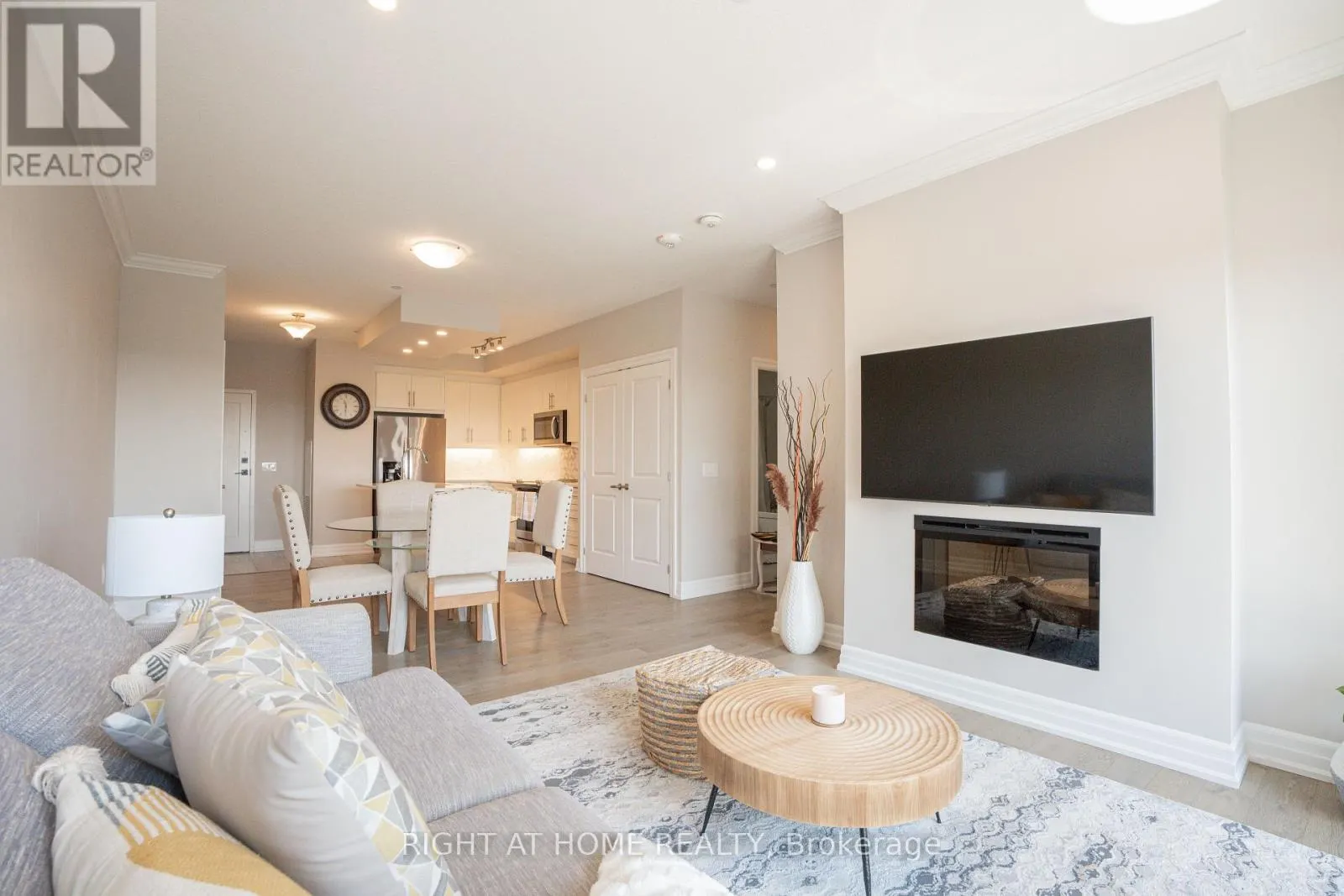 812 - 1878 GORDON STREET
