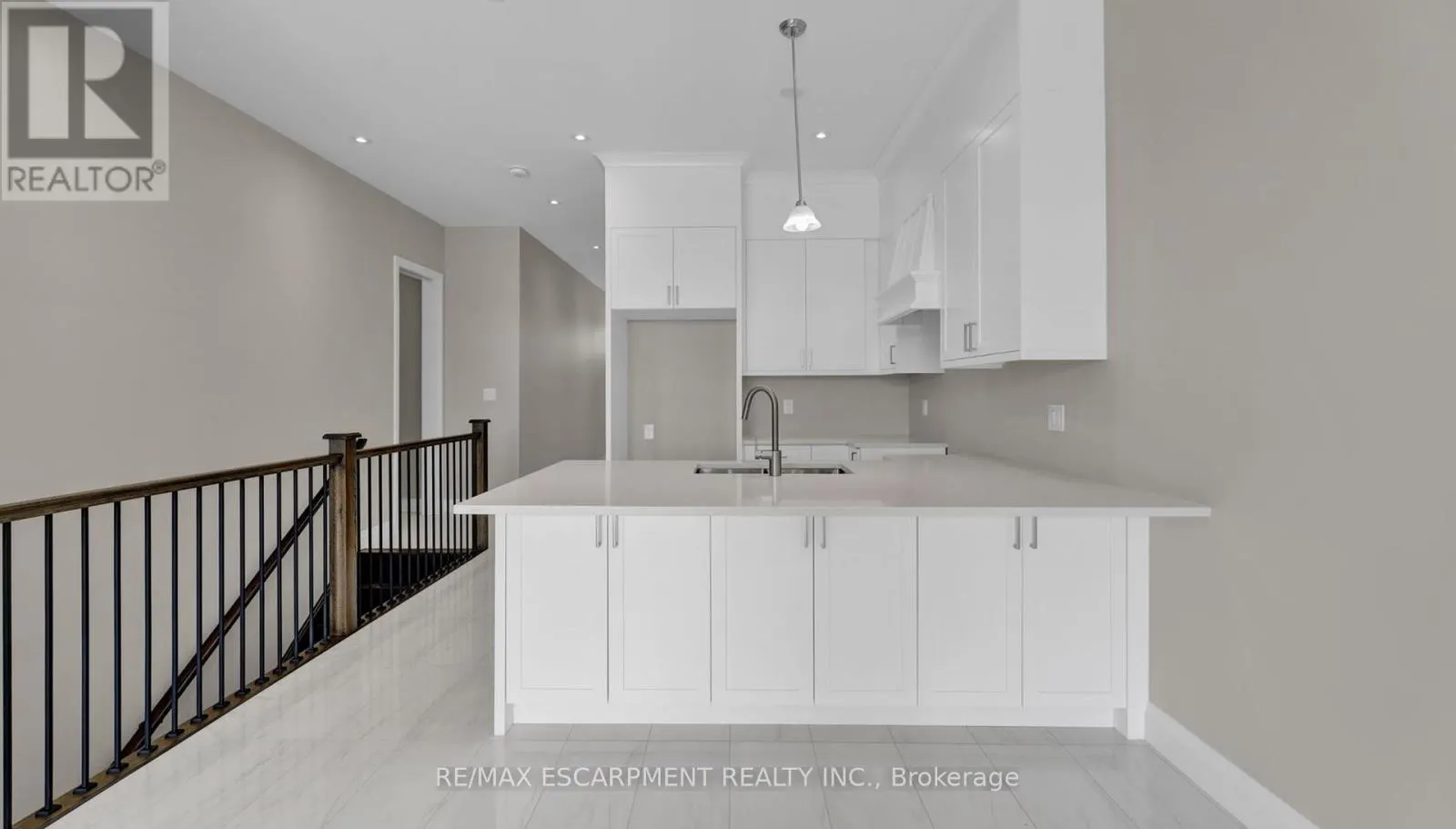 800 GARDEN COURT CRESCENT