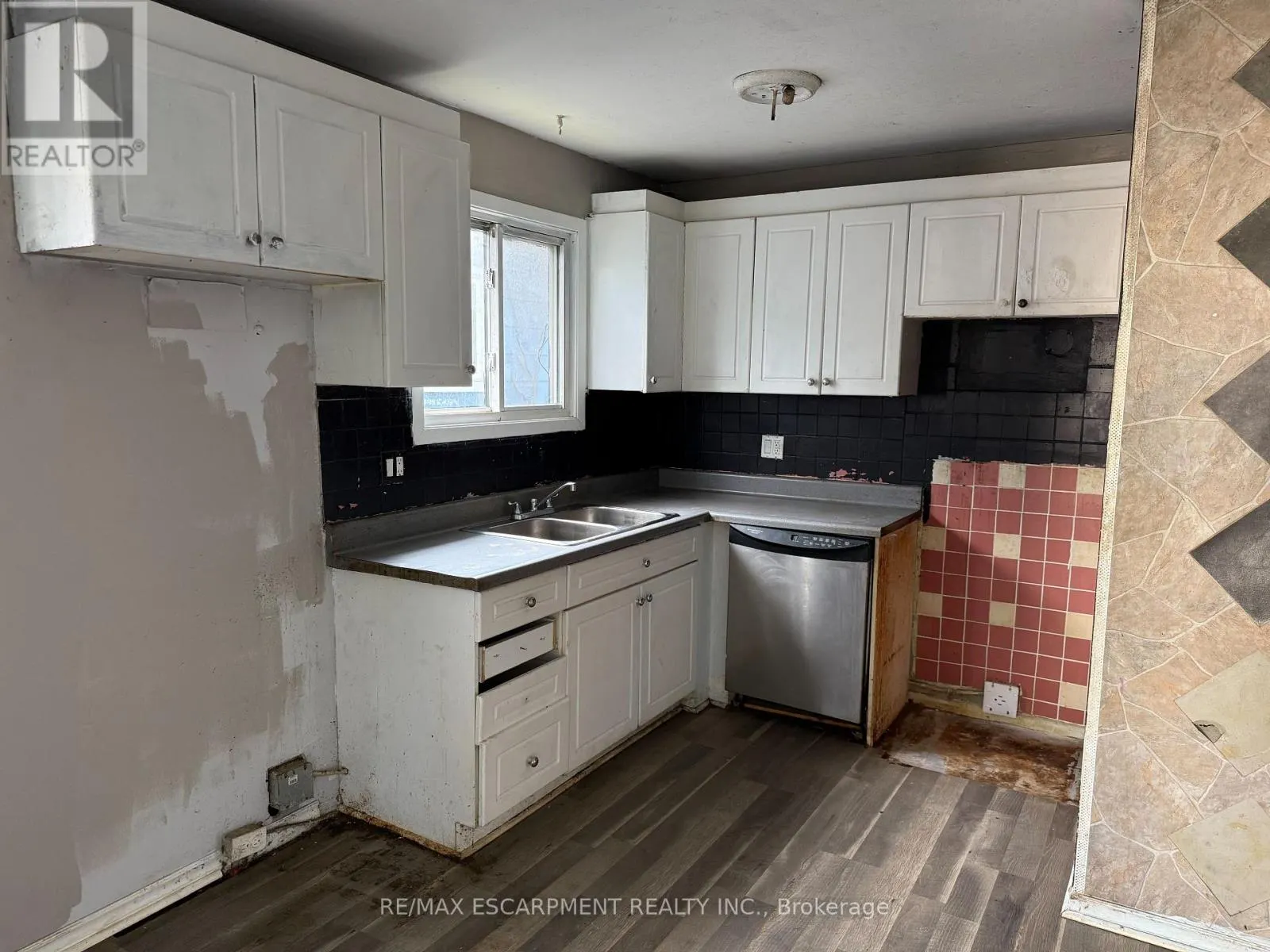 11 GARSIDE AVENUE S