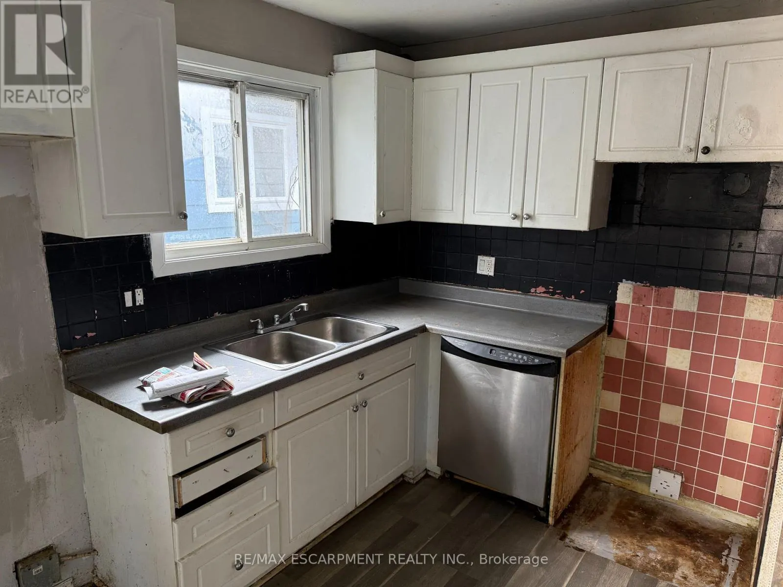 11 GARSIDE AVENUE S