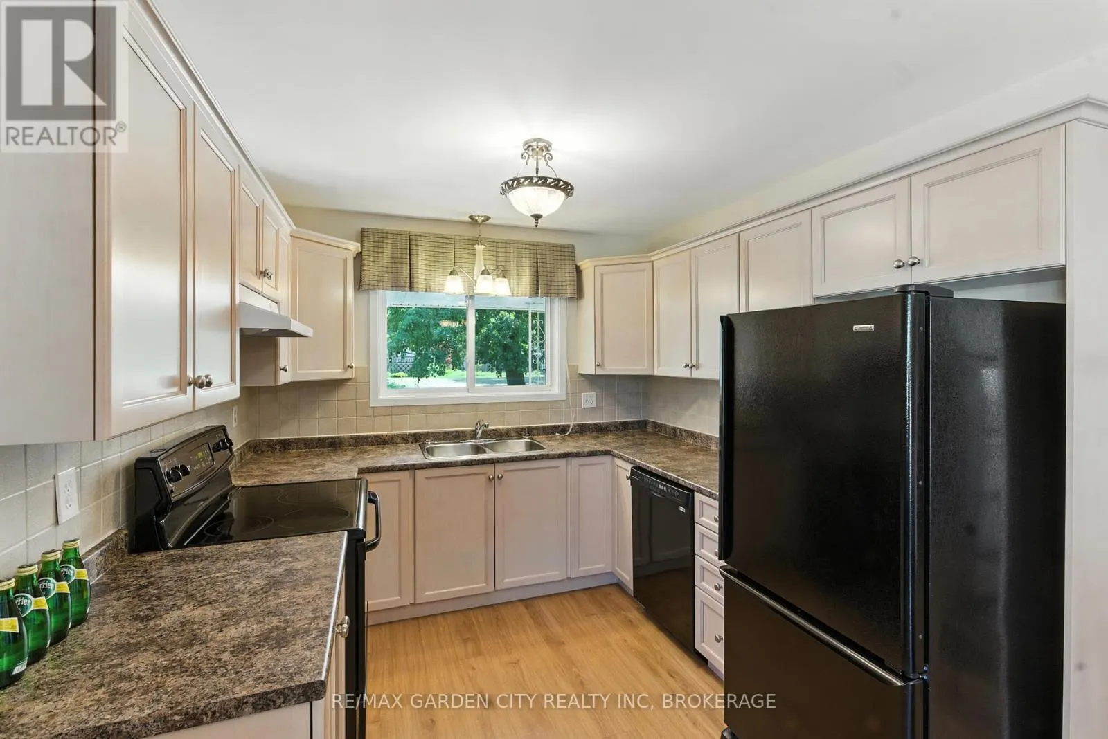 28 FAYE CRESCENT